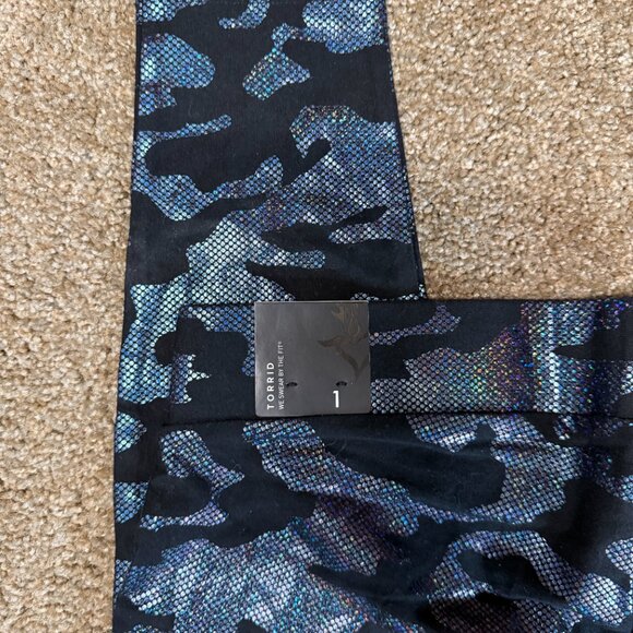 Torrid We Swear By The Fit Premium Leggings Women 1 Black Camo Metallic Tapered - Picture 9 of 12